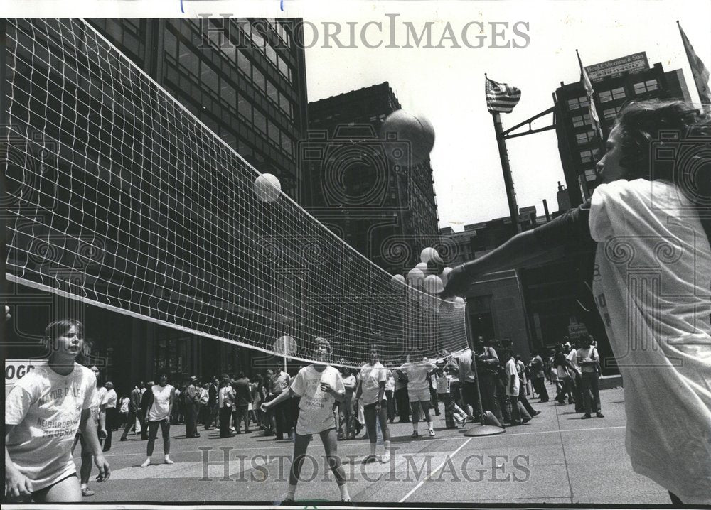 1974 Press Photo Volleyball Civic center plaza summer - RRV41865 - Historic Images