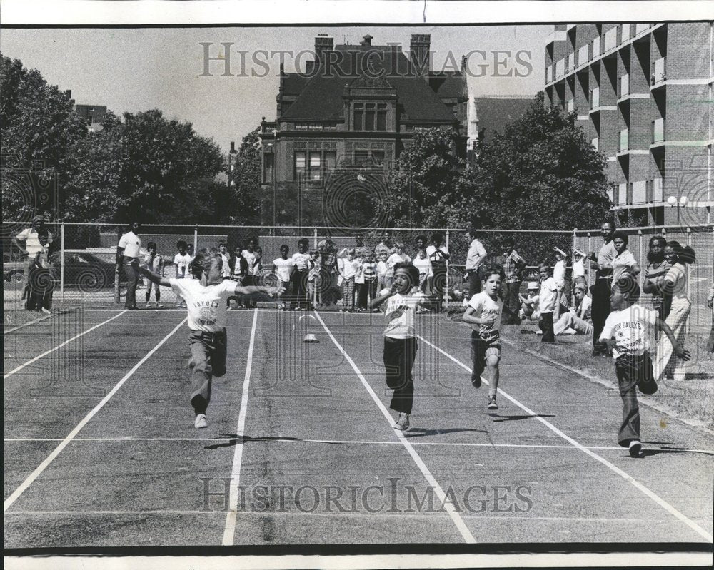 1974 Sam Miller swapping glances rival - Historic Images