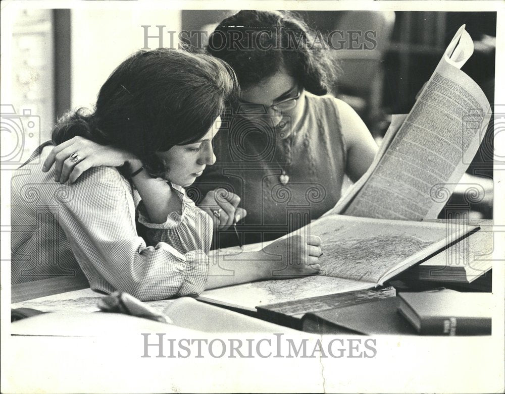 1965 Press Photo History travel room girls material - RRV41893 - Historic Images