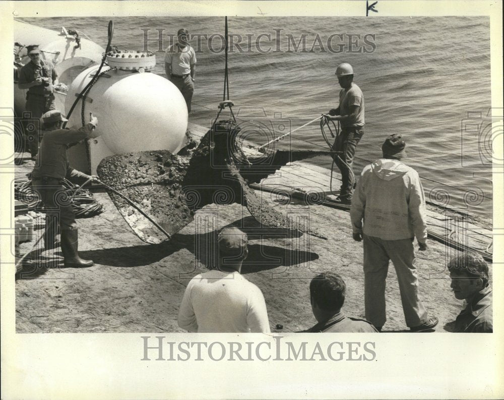 1979, Navy Scuba divers working salvage IN - RRV42035 - Historic Images