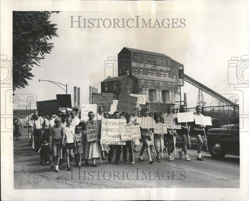 1958 Press Photo Placards Bridgeport Parade Blasting - Historic Images