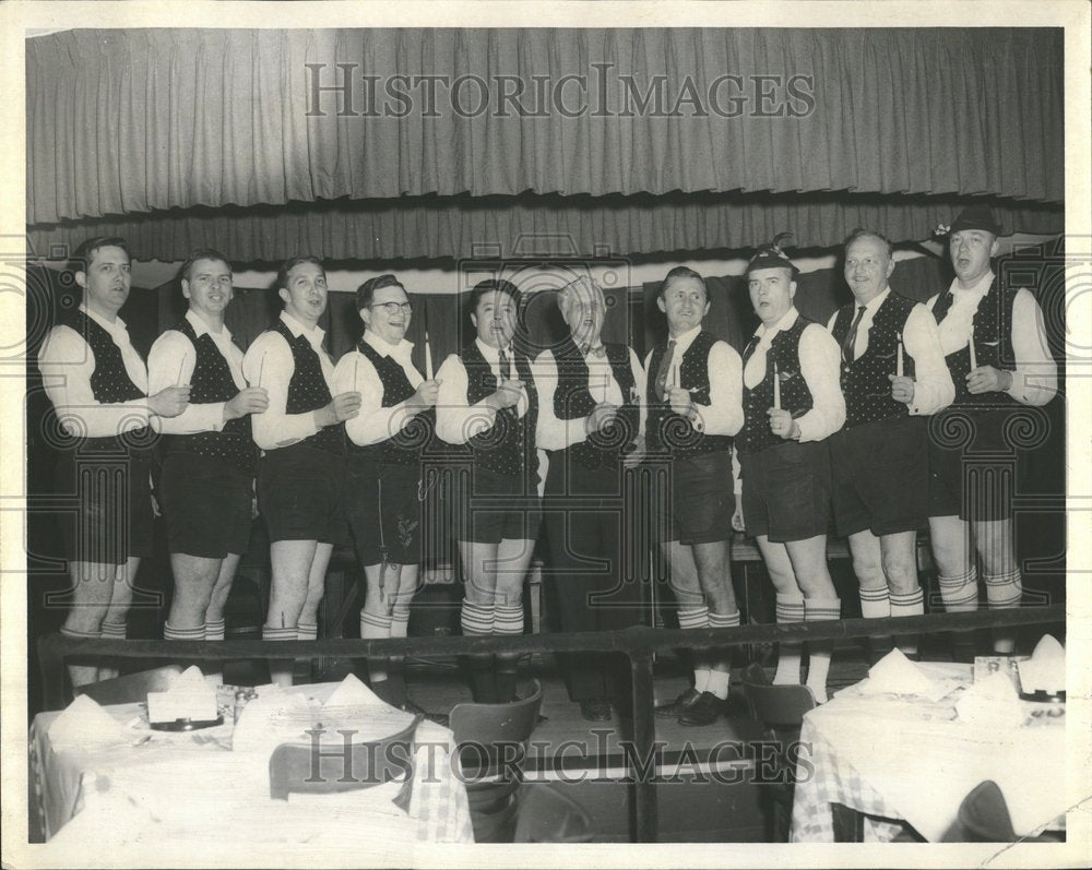 1968 Press Photo Singing Waiter Christmas carols math - RRV42099 - Historic Images