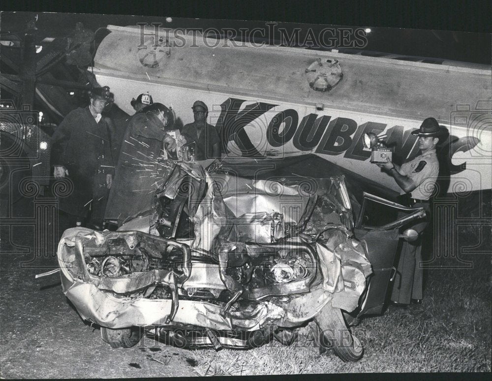 1973 Crash Kill Fireman Injuries Road Reach - Historic Images