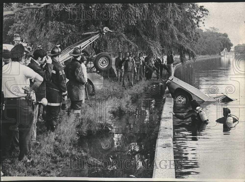 1974 Auto accident spectators Lincoln Park - Historic Images