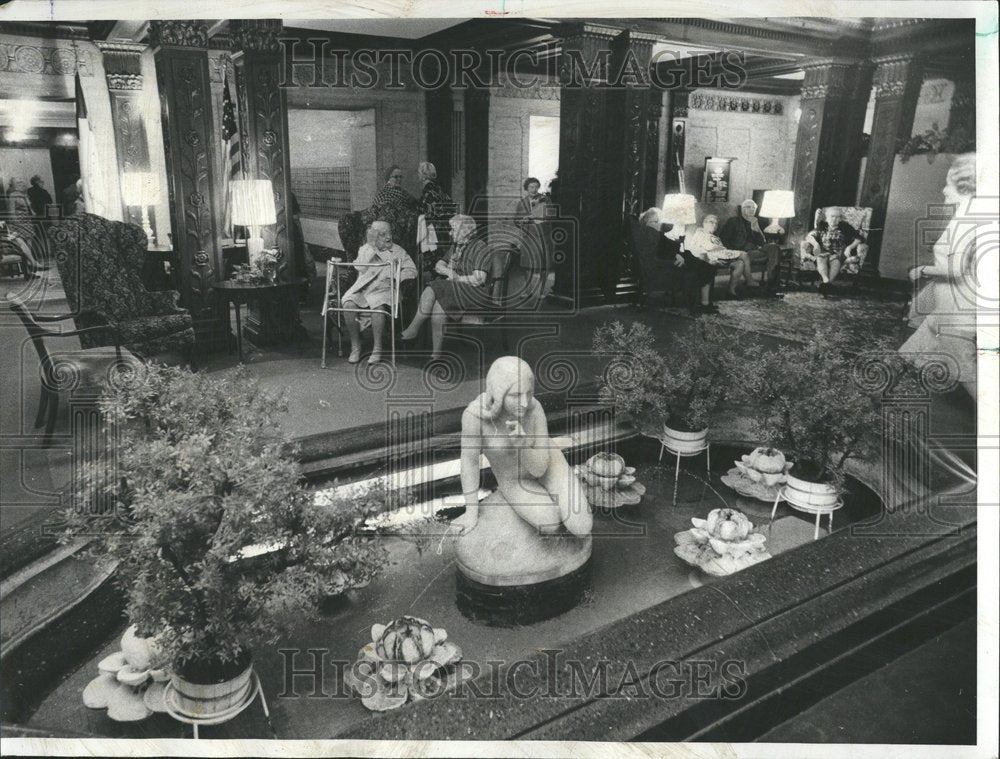 1975 Press Photo Georgian Home Residents Evanston chat - RRV42227 - Historic Images