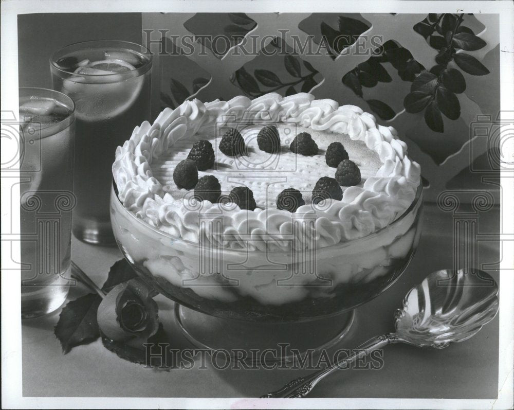 1958 Beatrice Straigh making trifles recipe - Historic Images