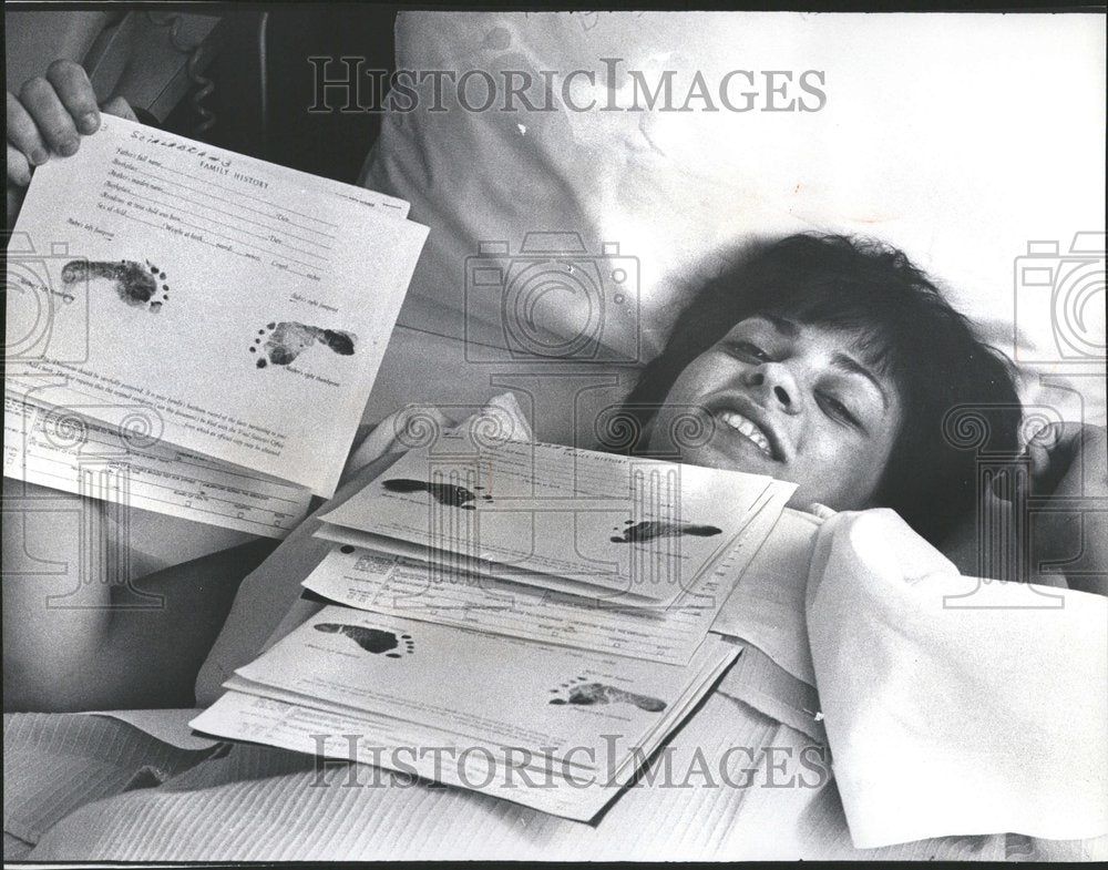 1973 Press Photo Mrs Lawrence Scialabba triplets pose - Historic Images