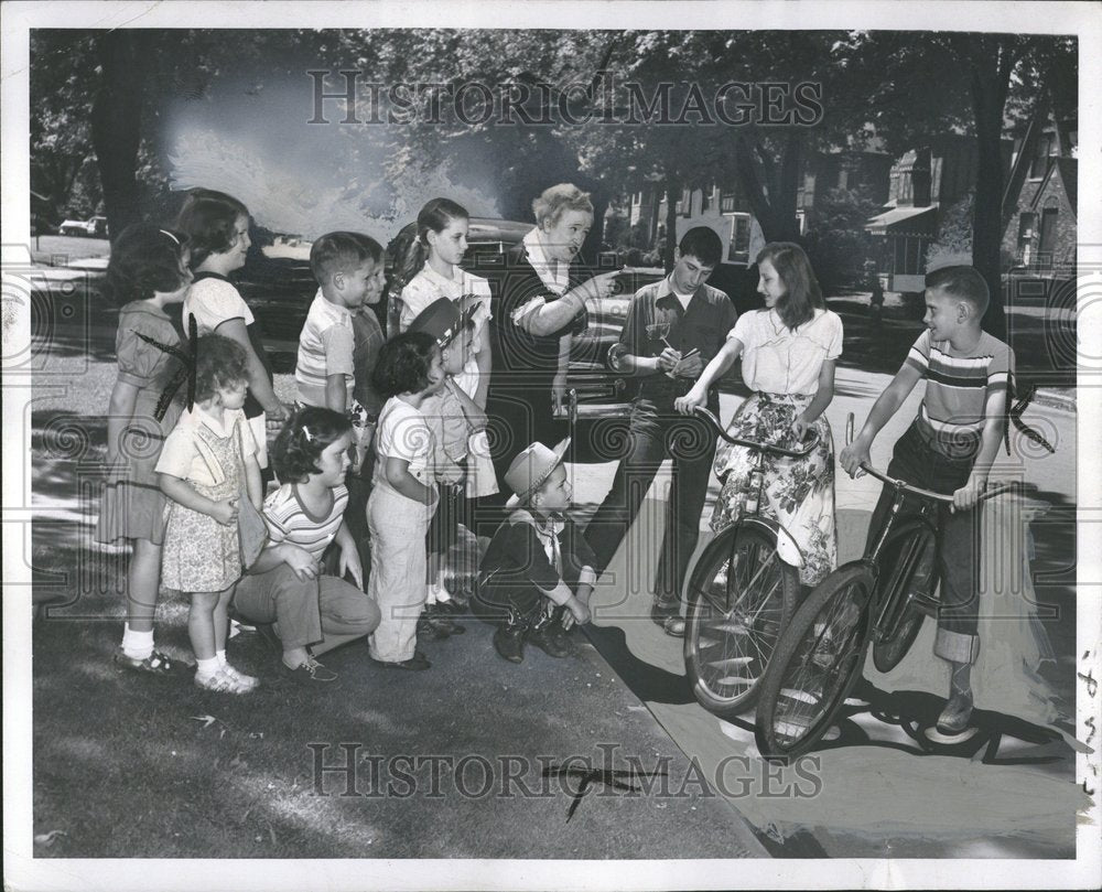 1950 Mrs.Jack Levine court Bailiff family - Historic Images