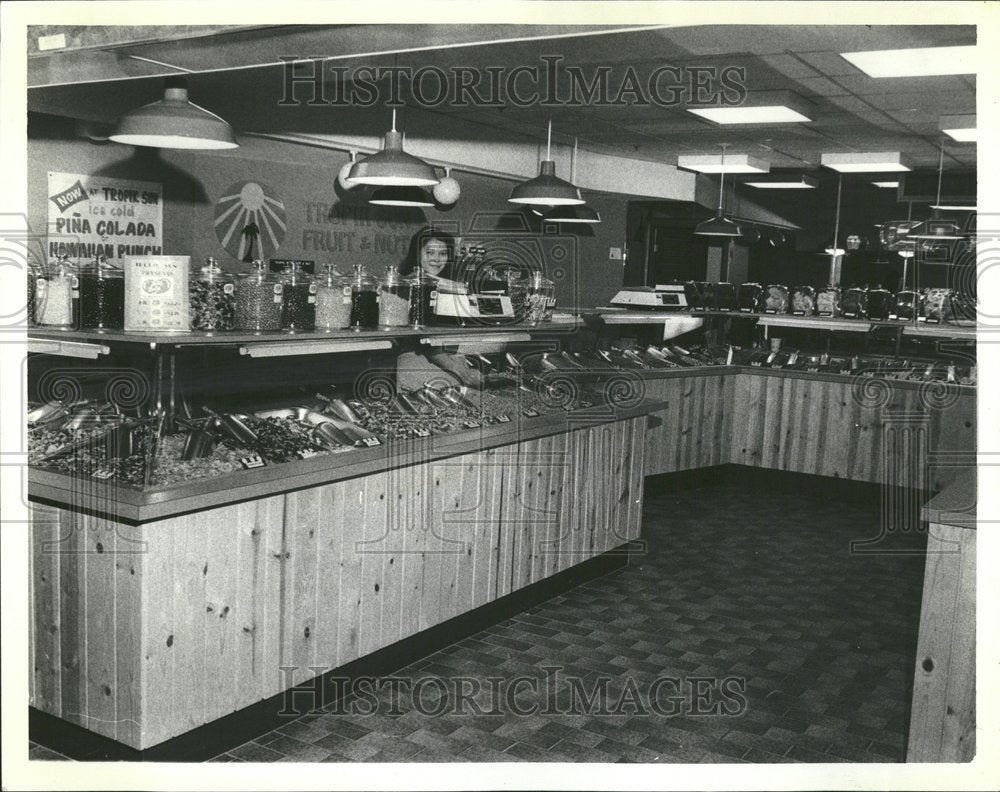 1988 Press Photo Tropik Sun Fruit Nut Ford City Clark - RRV42515 - Historic Images