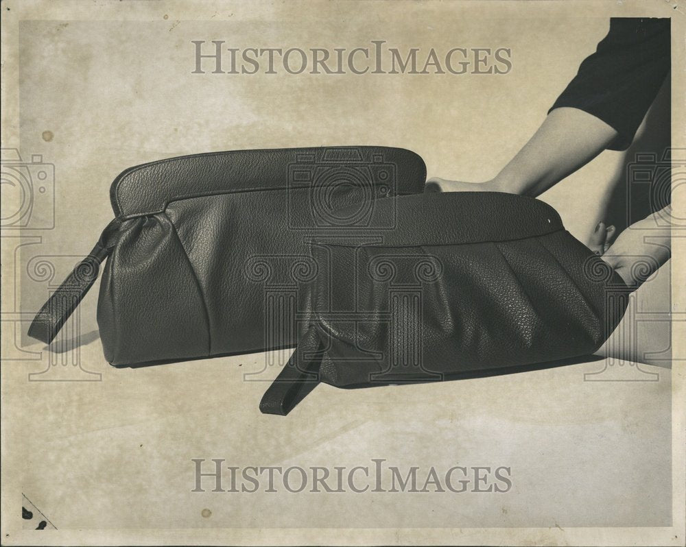 1947 Two hand bag sizes different Teen age - Historic Images