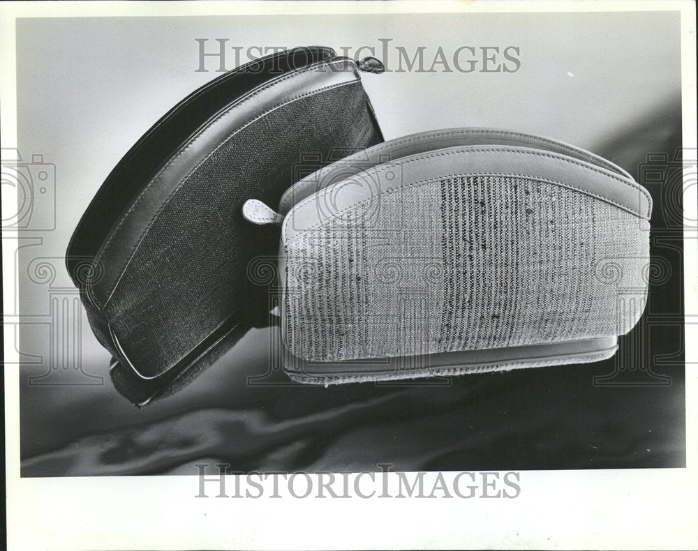 1982, Envelope Bag Leather Khadi Breifcse - RRV42593 - Historic Images