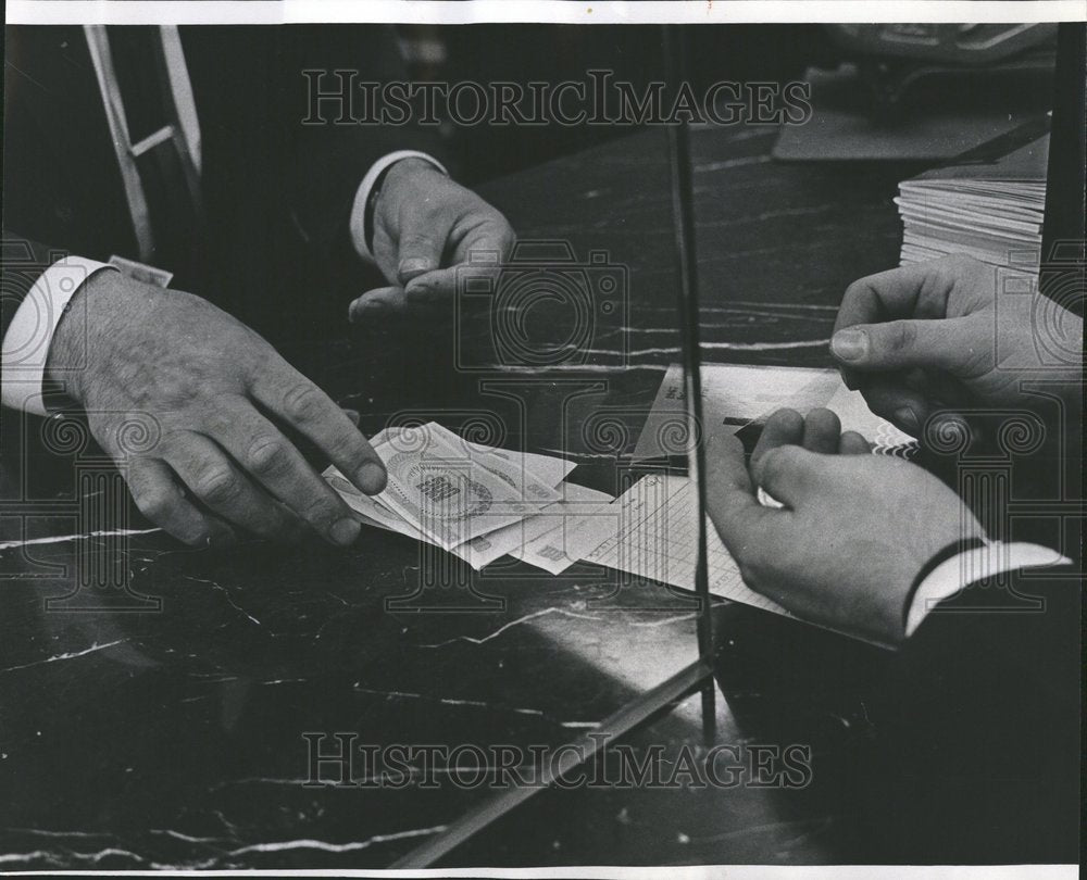 1967 O&#39;Hare foreign currency exchange bank - Historic Images