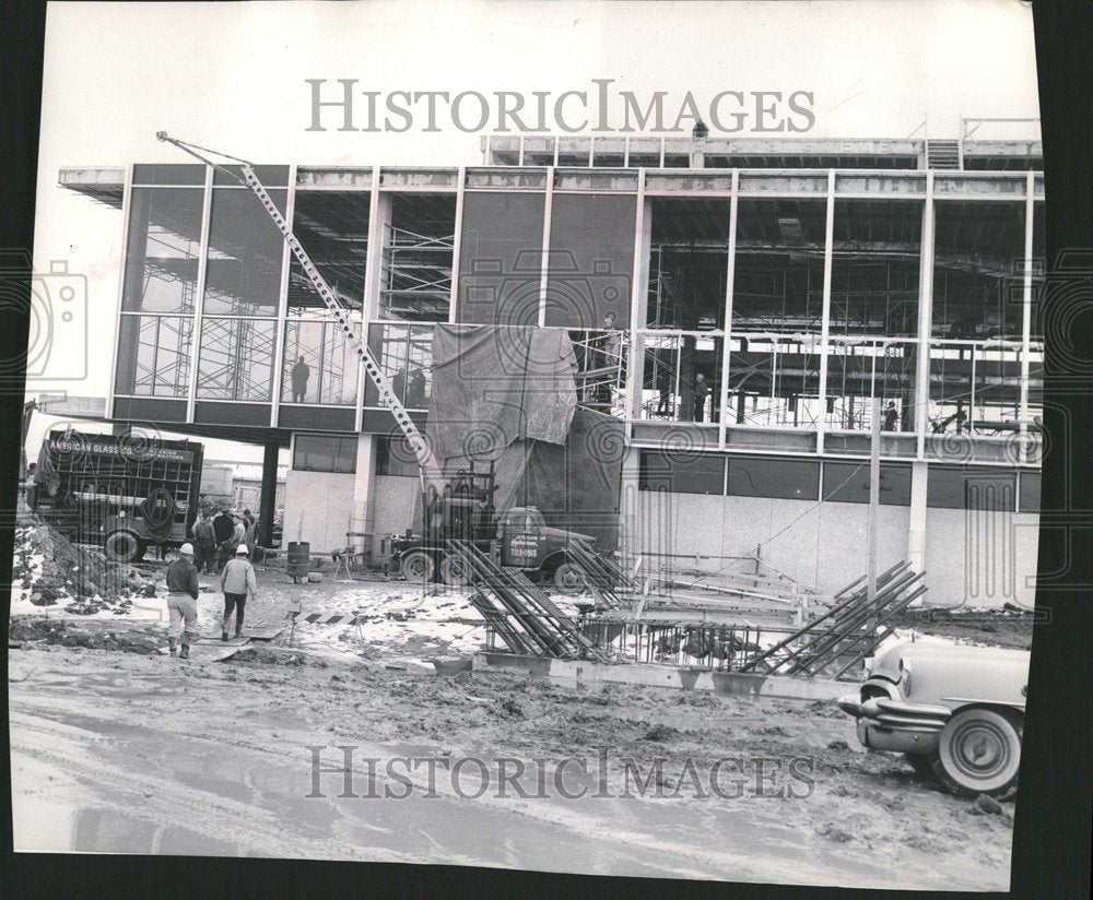 1961, Artist scaffold collapse hare airport - RRV42777 - Historic Images