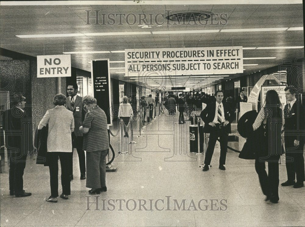 1973 Security Precautions O'Hare Airport - Historic Images