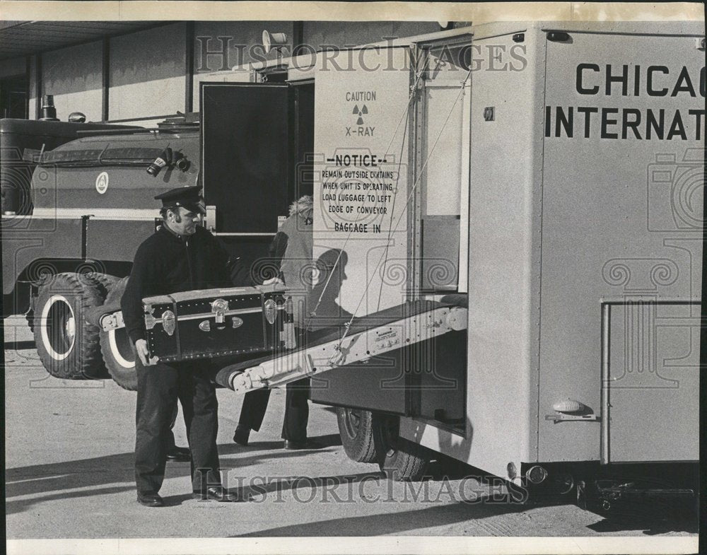 1972 O&#39;Hare Airport Xray fluoroscope - Historic Images