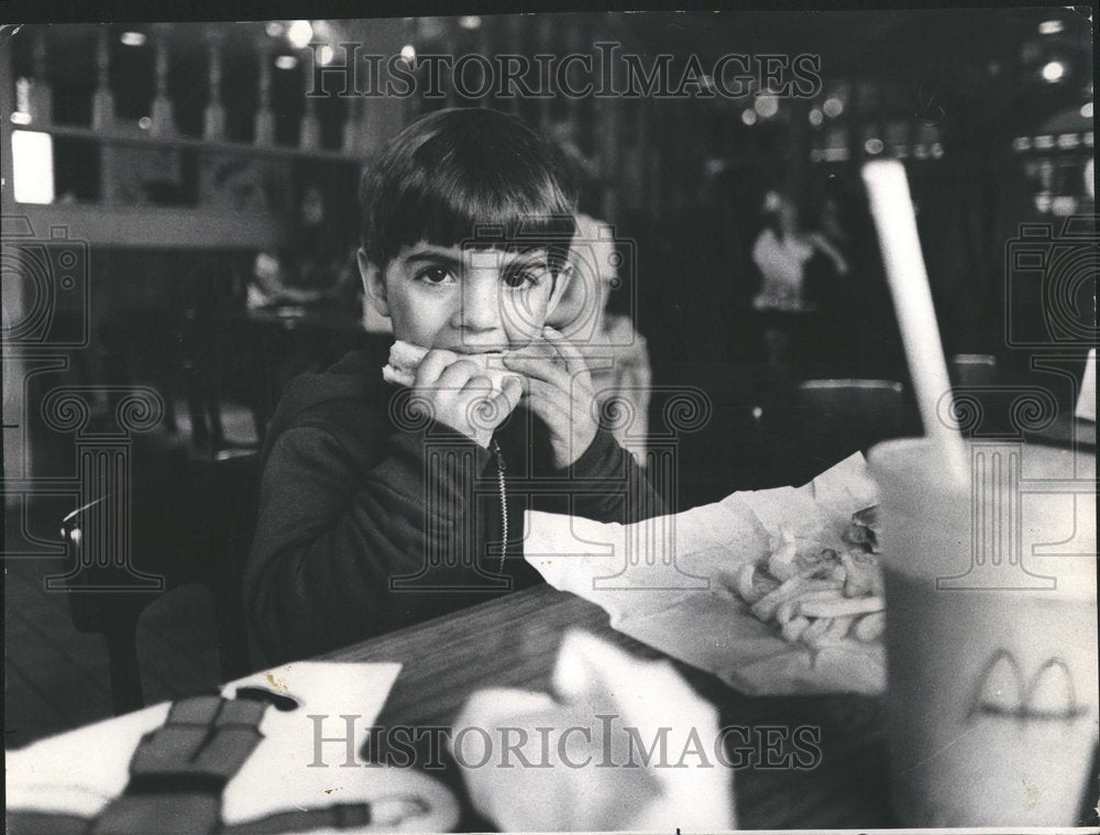 1973 Press Photo David Fiore Hamburger Fast Food Price - RRV42963 - Historic Images