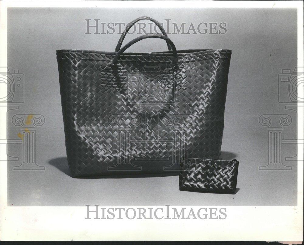 1983 Press Photo Fashion women woven plastic handbags - RRV43013 - Historic Images