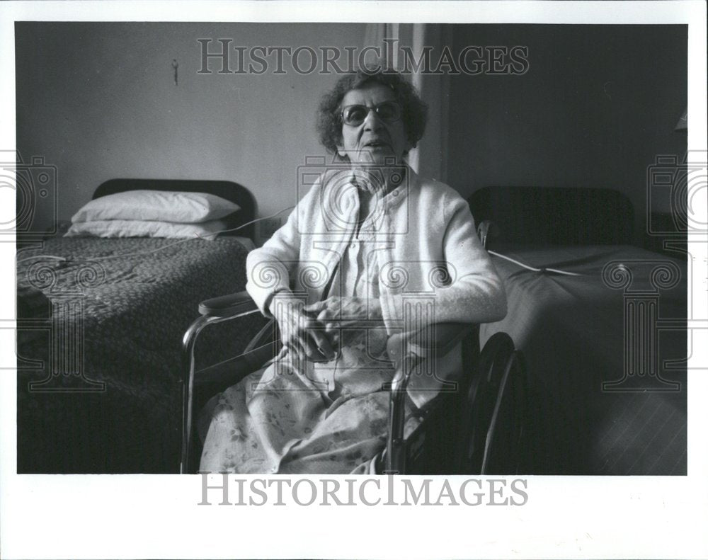 1993 Nursing Home Caring Residents Chicago - Historic Images