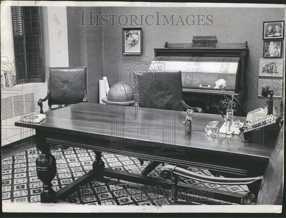 1967 Press Photo Decorating Office Robert Reiss - RRV43405 - Historic Images