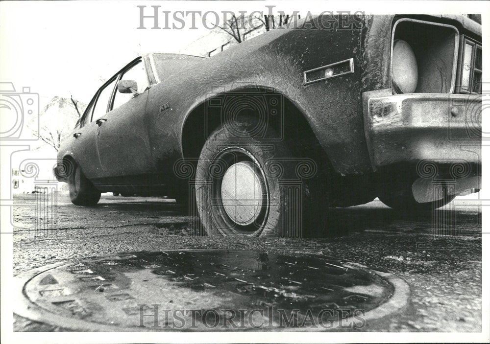 1978 Press Photo Detroit Pothole Car Stuck - RRV43423 - Historic Images