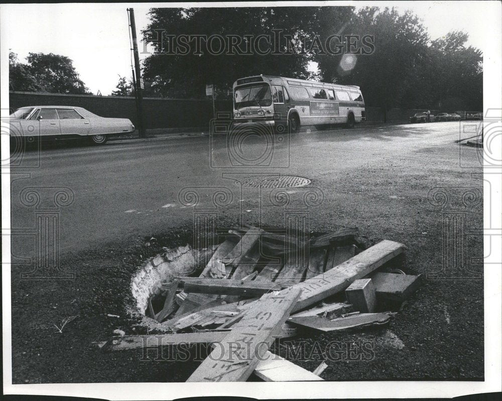 1974 Chuckhole Montrose Clifton - Historic Images