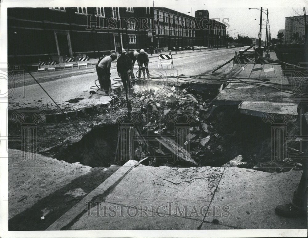 1972 Press Photo Cave Ins Potholes Streets Chicago - RRV43539 - Historic Images