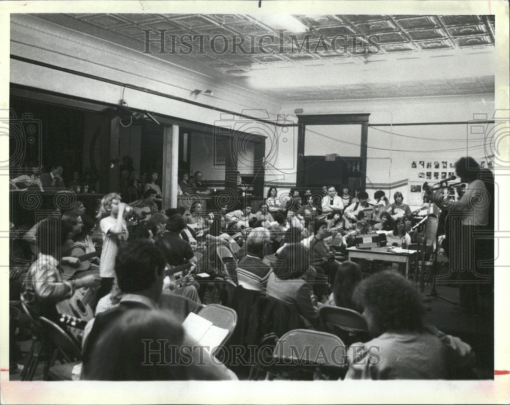 1984 Press Photo Old Town Folk Music Eight Four Raise - RRV43549 - Historic Images