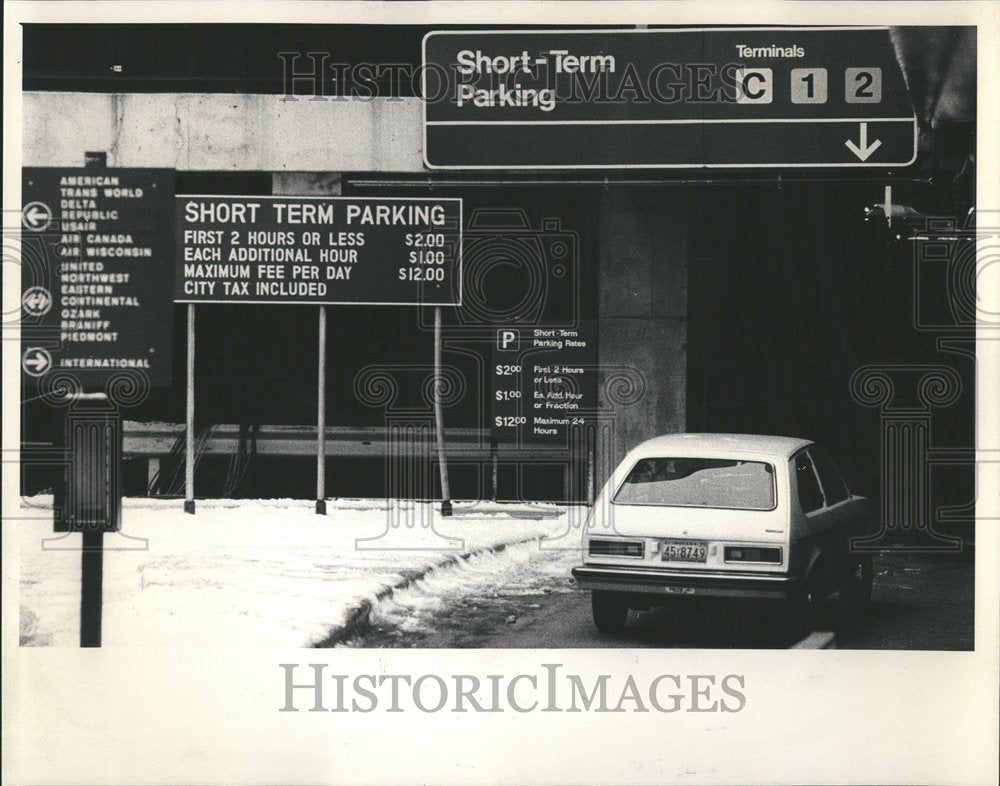 1980, auto enters short term parking areas - RRV43727 - Historic Images