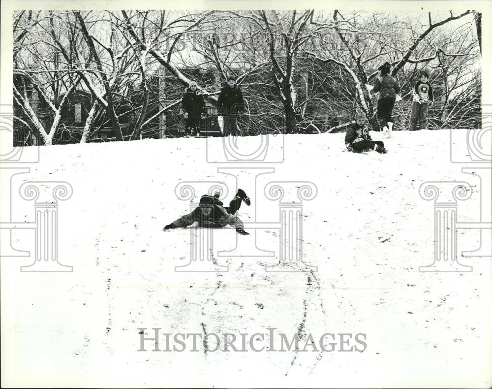 1981 Press Photo Kids on snow hill in Marquette Park - RRV43901 - Historic Images