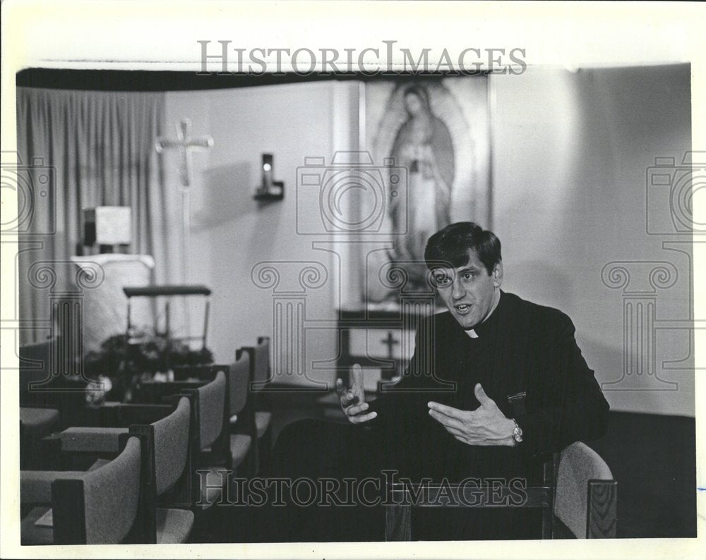 1985 Press Photo OHare Airport Chaplain Talking Chapel - RRV43937 - Historic Images