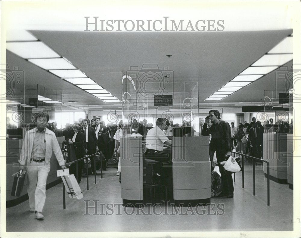 1985 OHare Airport Terminal 4 Crowds - Historic Images