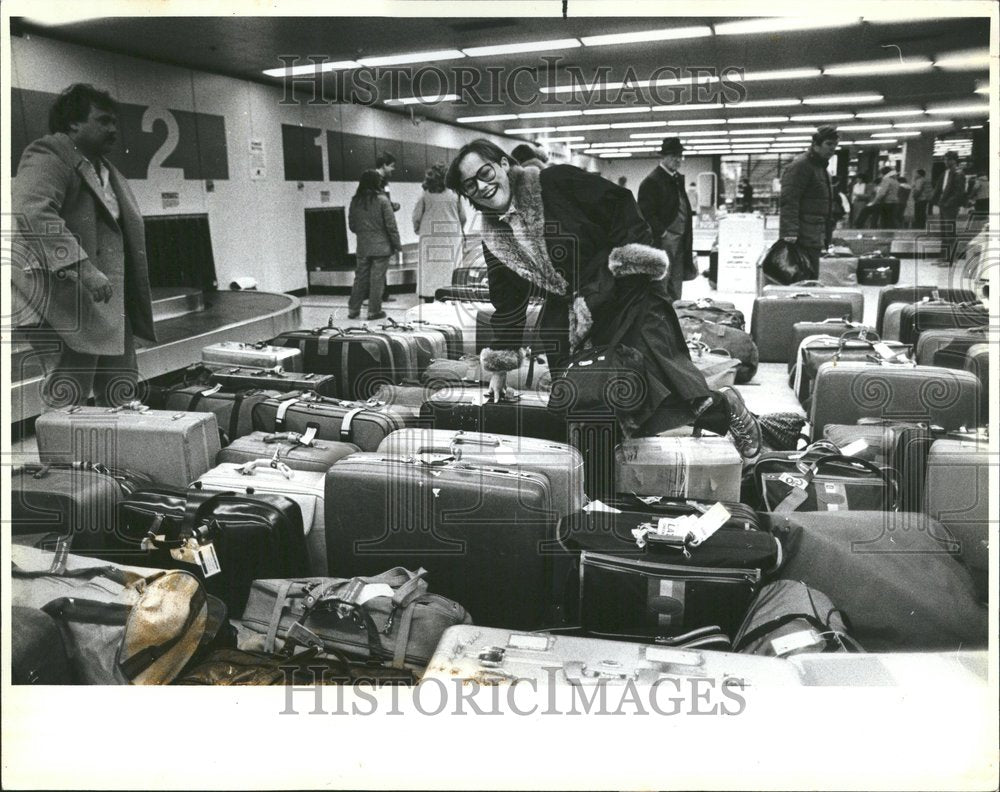 1983 Press Photo Passenger Searching Luggage OHare - RRV43963 - Historic Images