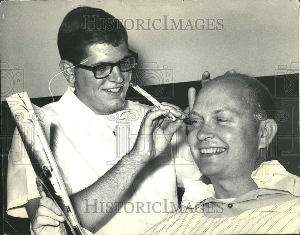 1965 Press Photo Man At Barber Both Smiling Chicago - Historic Images