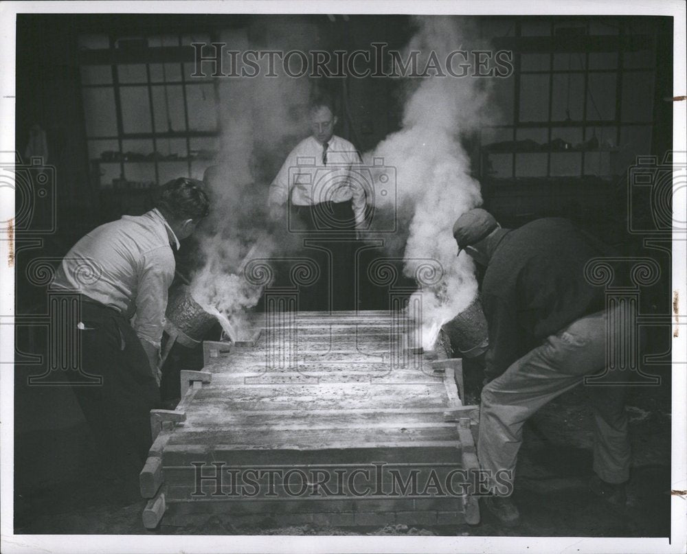 1948 Workers Pour Hot Bronze Into A Mold - Historic Images