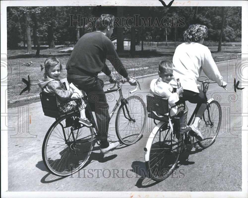 1970 Press Photo Mr and Mrs Luther biking with the kids - RRV44201 - Historic Images