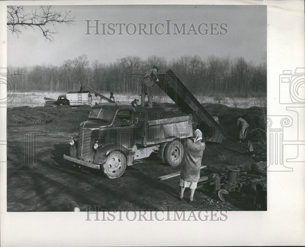 1947 Press Photo Swan Creek Mining Co Workers Action - RRV44337 - Historic Images