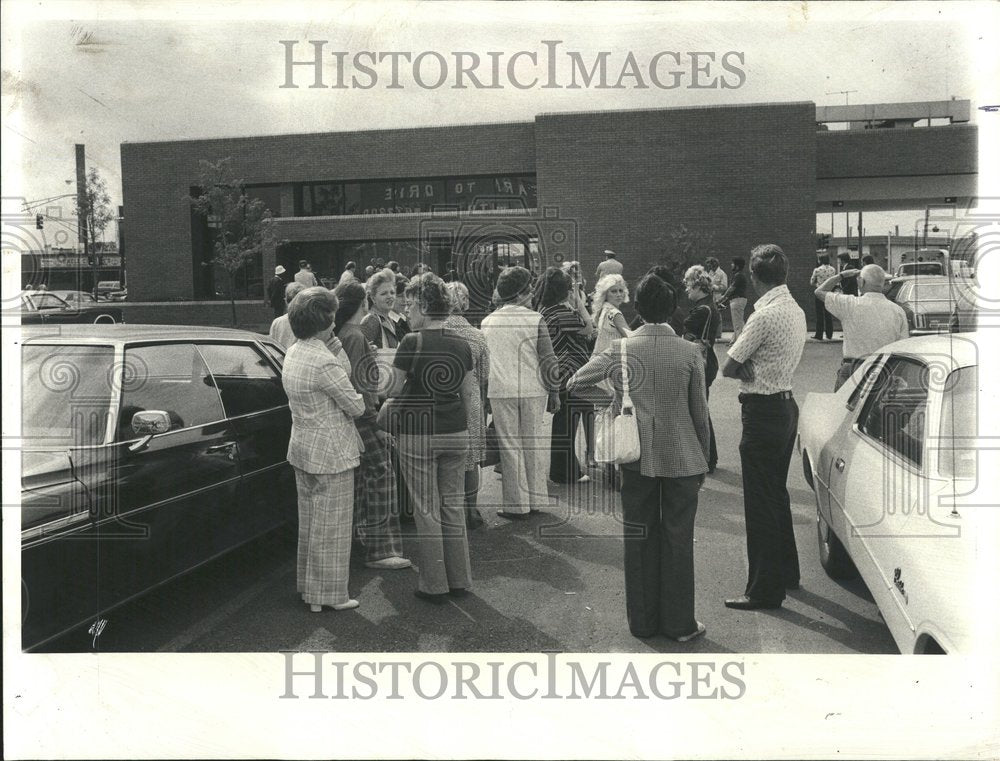 1977, Bomb Scare Gladstone Norwood Bank - RRV44355 - Historic Images