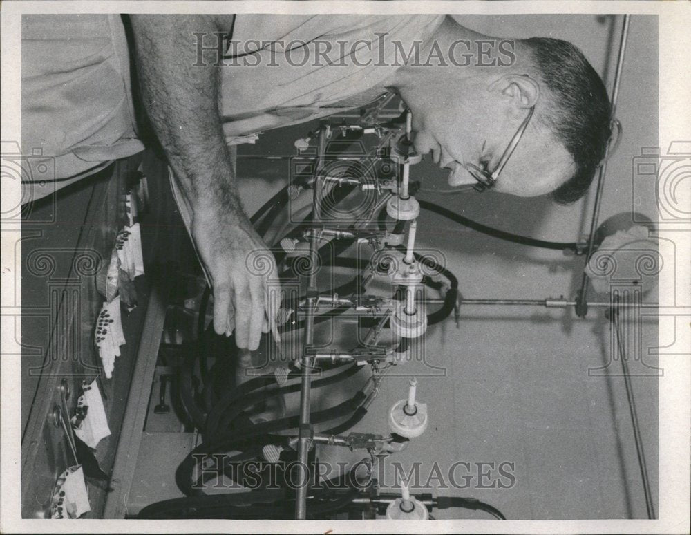 1967 Dr. George Moore smoking analysis - Historic Images