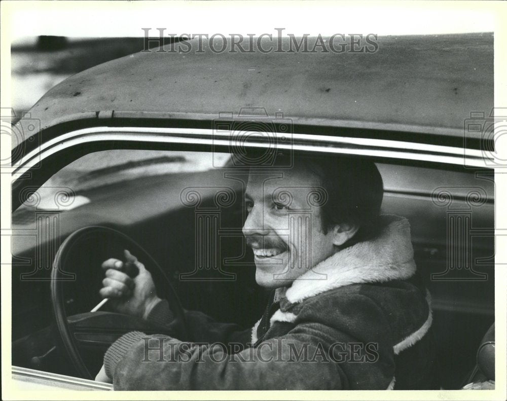 1987 Press Photo Torn Between Smoking and Working - RRV44499 - Historic Images