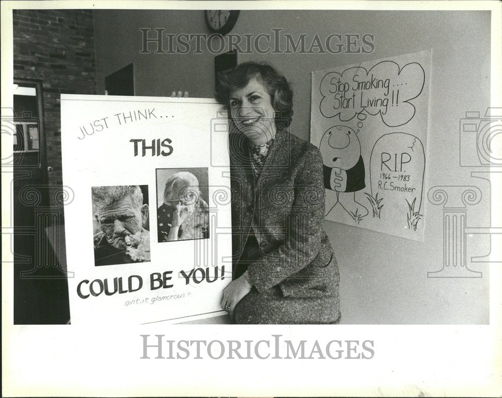 1984 Press Photo Anti-Smoking Park Forest Lois Coxworth - RRV44517- Historic Images