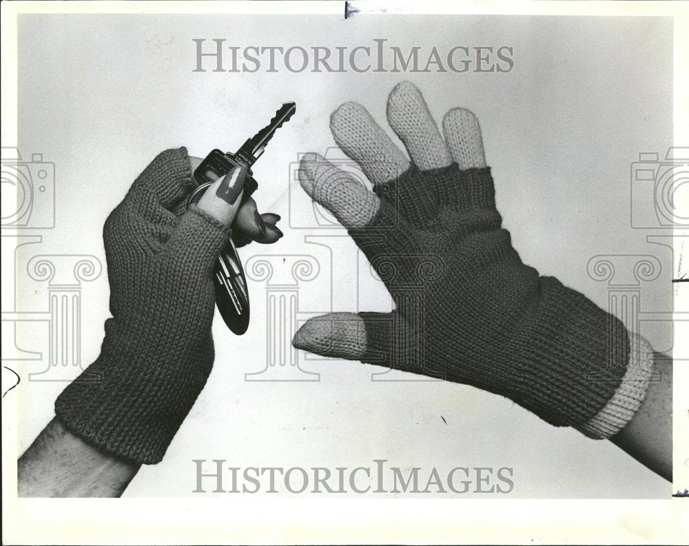 1985 Press Photo Acrylic Knit Fagin Gloves - RRV44557 - Historic Images