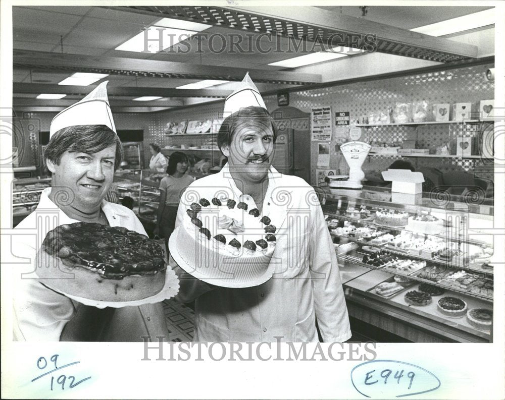 1982 Press Photo Somenek European Pastries Frank Gary - RRV44585 - Historic Images