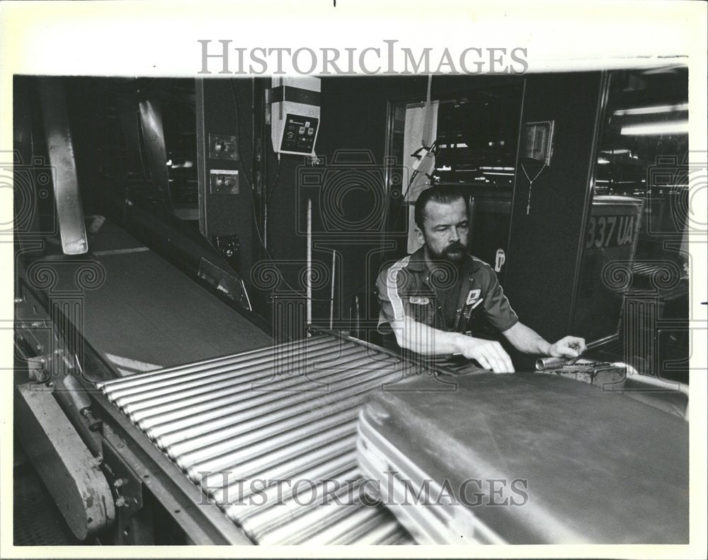 1985 Al Cukla baggage conveyor belt encode - Historic Images