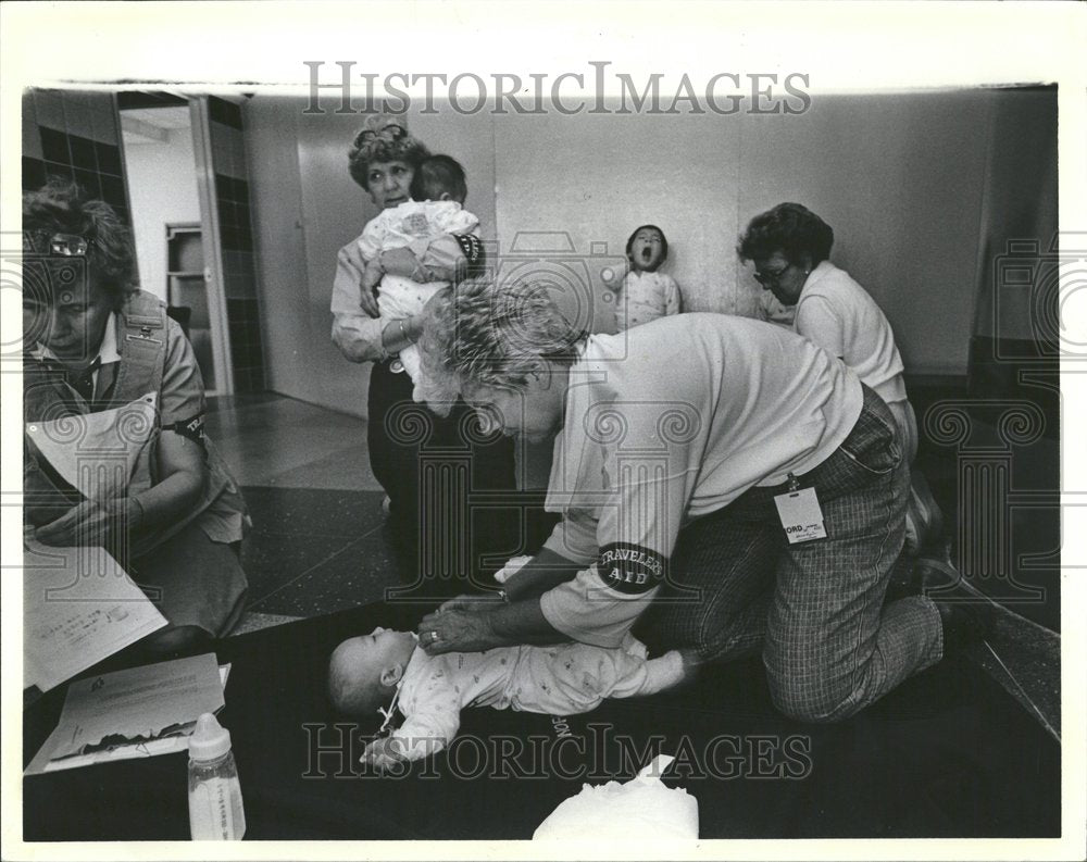 1985 Travelers Volunteers Korean Orphans - Historic Images