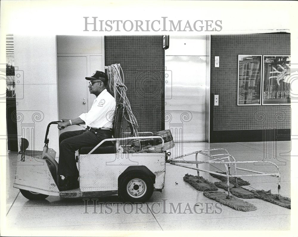 1985 Press Photo Myers custodial staff dust terminal - RRV44619 - Historic Images