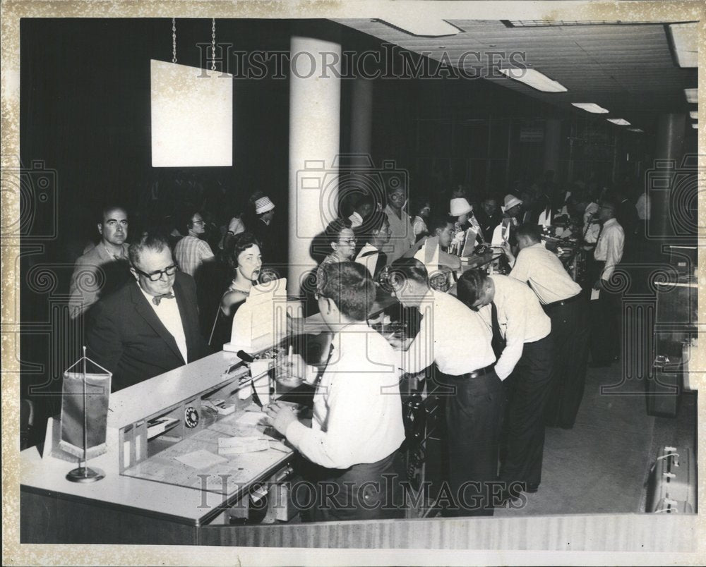 1960, O&#39;Hare 120 passengers check in scene - RRV44657 - Historic Images