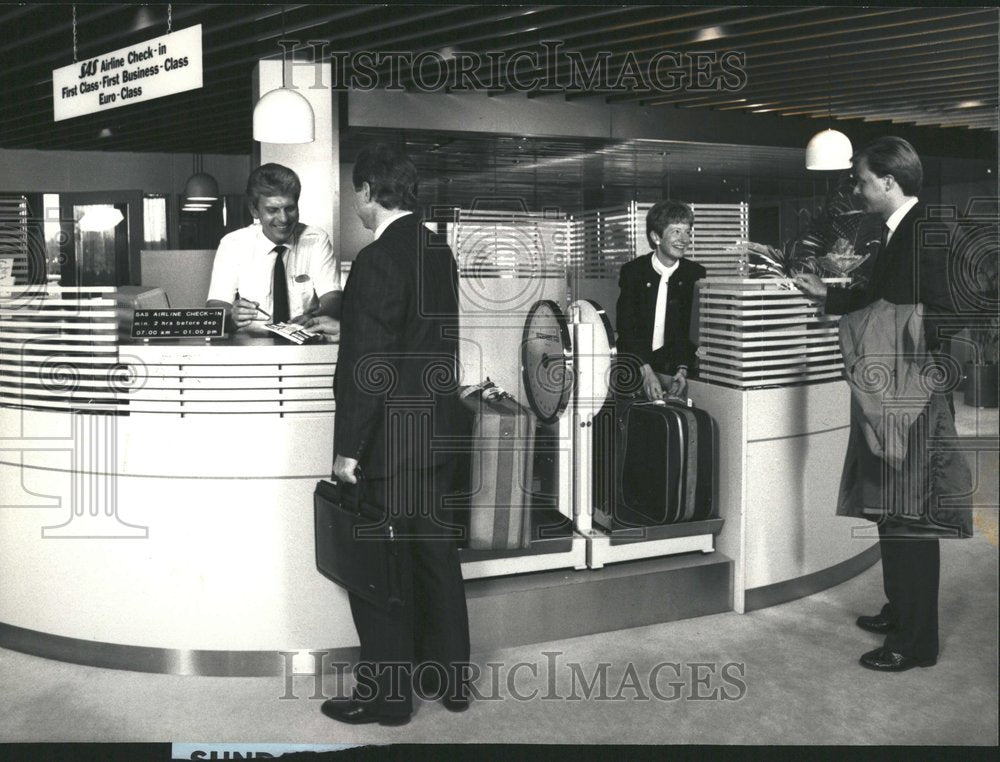 1988 Press Photo SAS Airline Check-In Hotels - Historic Images