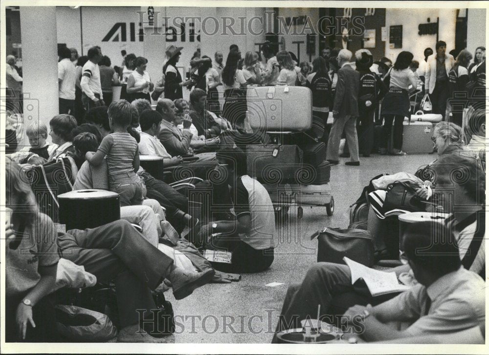 1981 Chicago O&#39;Hare Airport Crowds - Historic Images