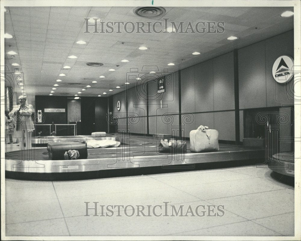 1977 TransiTread Baggage Claim Delta O&#39;Hare - Historic Images