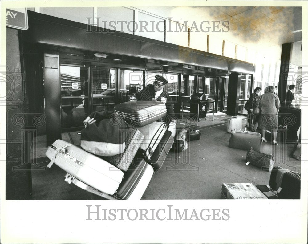 1984 Williams Porter O&#39;Hare United Baggage - Historic Images